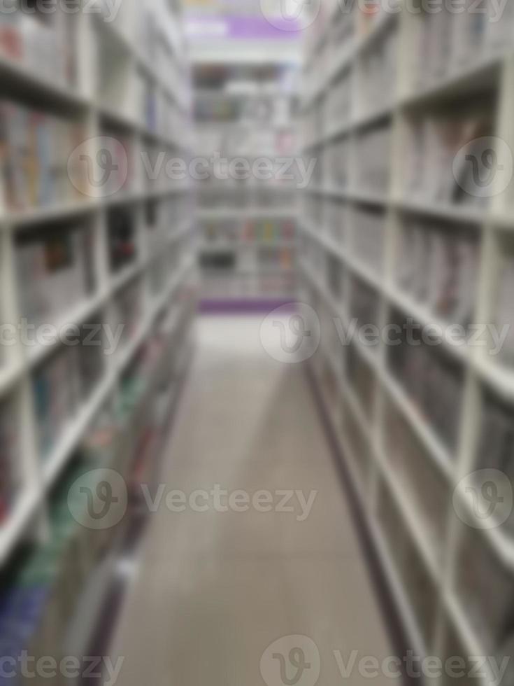 corredor turva de livros dispostos em prateleiras, estante na loja ou na biblioteca, backgroud foto