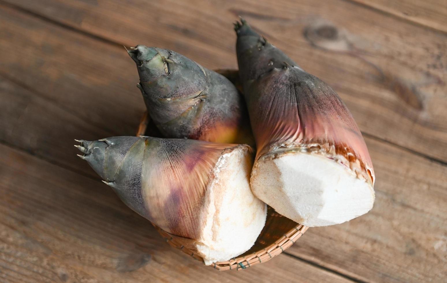 broto de bambu cru fresco para cozinhar alimentos na tailândia, brotos de bambu no fundo da mesa de madeira foto