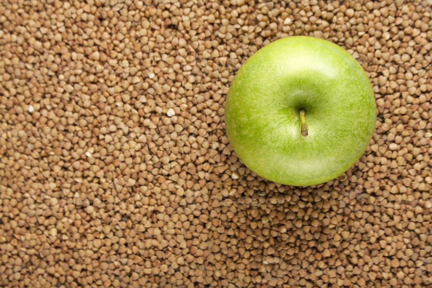 dieta simples e conceito de estilo de vida saudável flatlay maçã verde em fundo de trigo sarraceno. foto