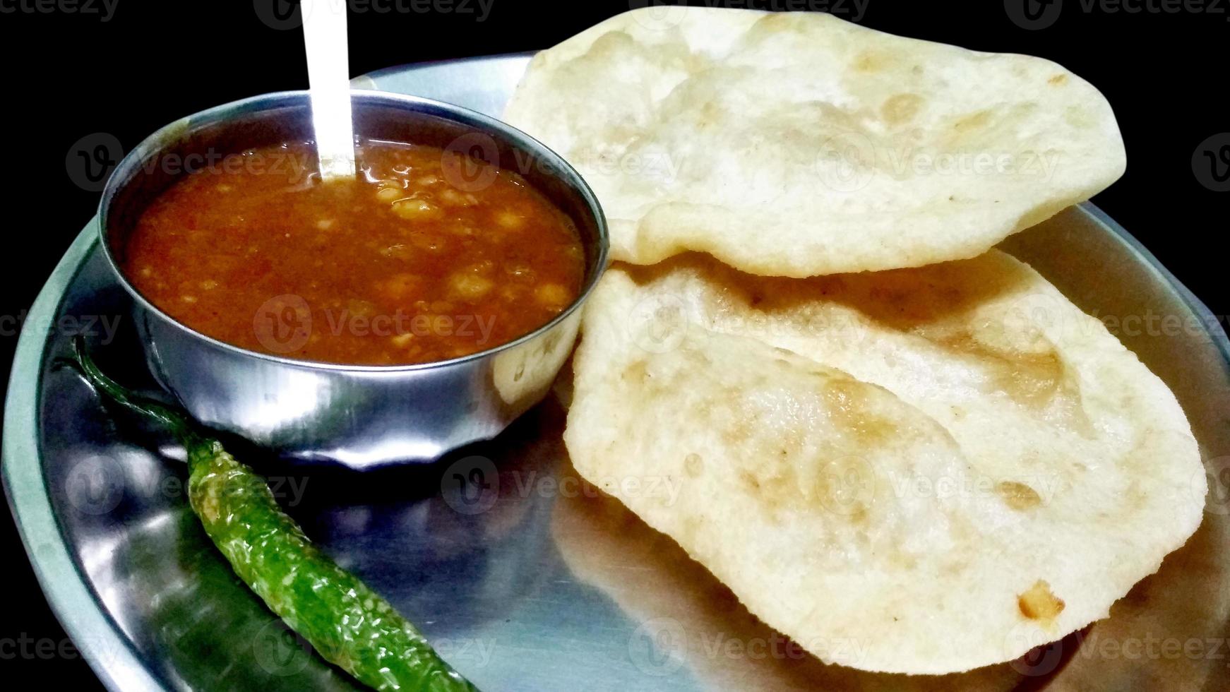 chole bhature prato indiano curry de grão de bico picante também conhecido como chole ou chana masala é receita tradicional do prato principal do norte da Índia e geralmente servido com bhature frito foto