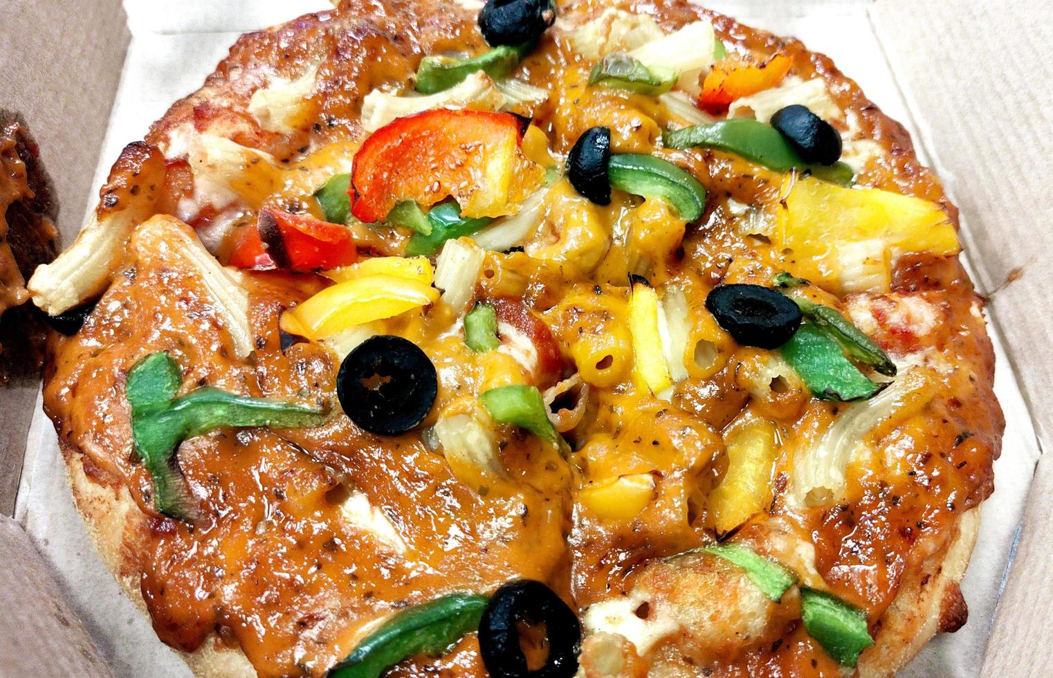 pizza italiana caseira fresca margherita com mussarela de búfala e manjericão foto