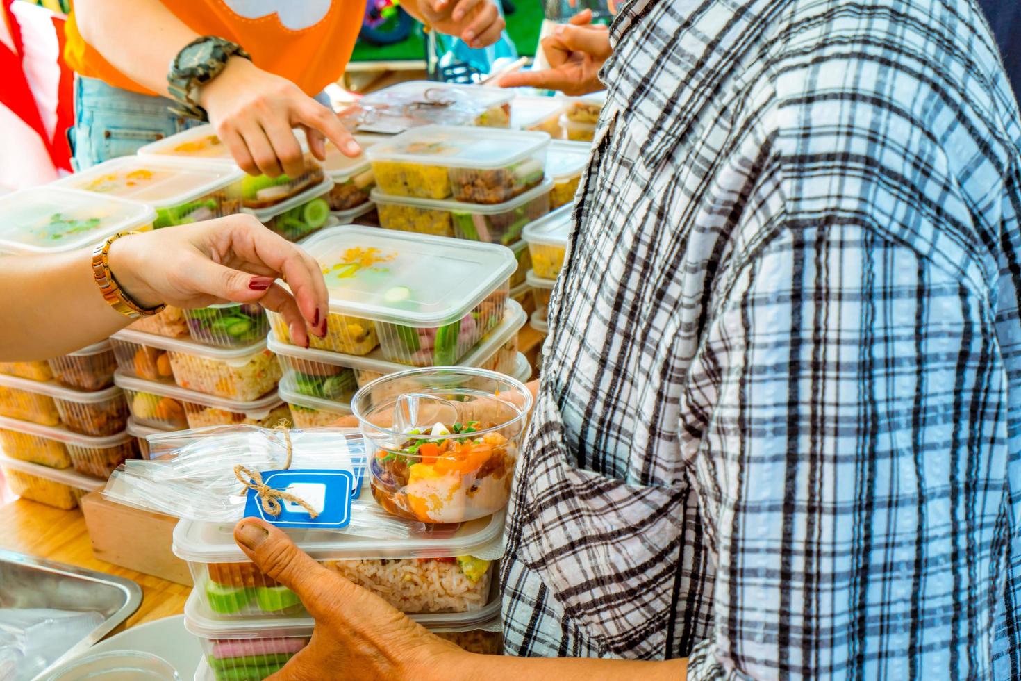 voluntários dando comida para pessoas pobres. conceito de pobreza. instituições de caridade de empresas privadas dão comida aos desprivilegiados. foto