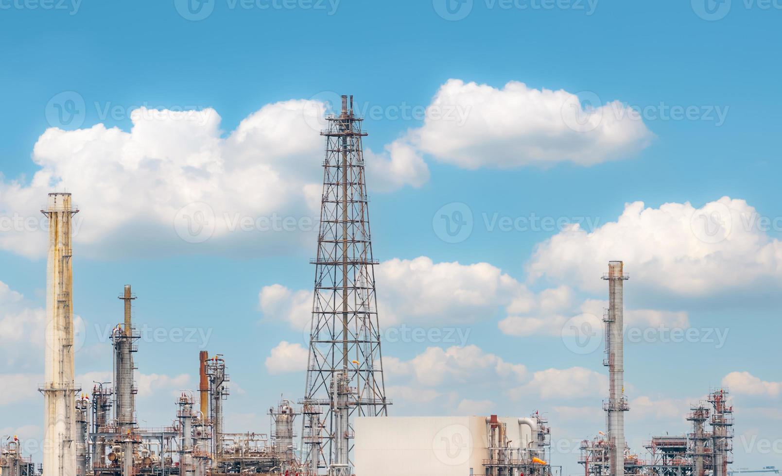 refinaria de petróleo ou planta de refinaria de petróleo com fundo de céu azul. indústria de energia e energia. planta de produção de petróleo e gás. indústria petroquímica. tanque de armazenamento de gás natural. negócio petrolífero. foto