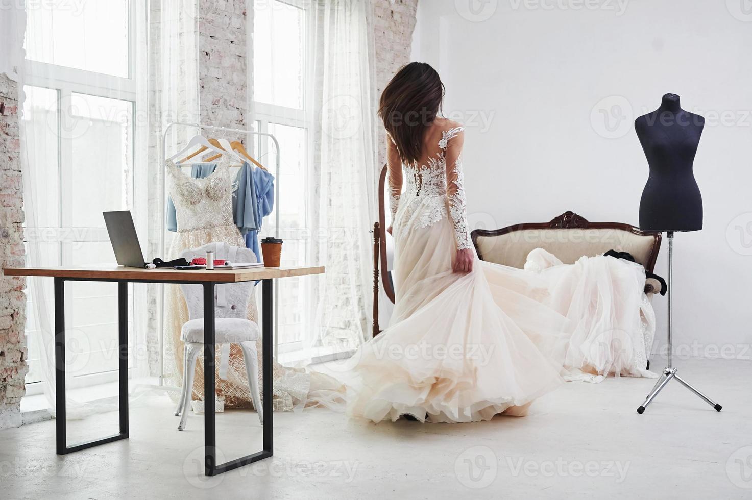 imagem em movimento. o processo de montagem do vestido no ateliê de roupas artesanais foto