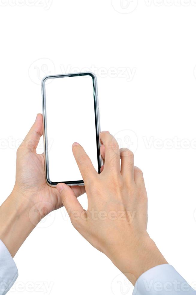 a mão de uma mulher segurando e usando o smartphone. closeup mão tocando smartphone com tela em branco isolada no fundo branco e copie o espaço para texto. celular com tela em branco. marketing on-line. foto