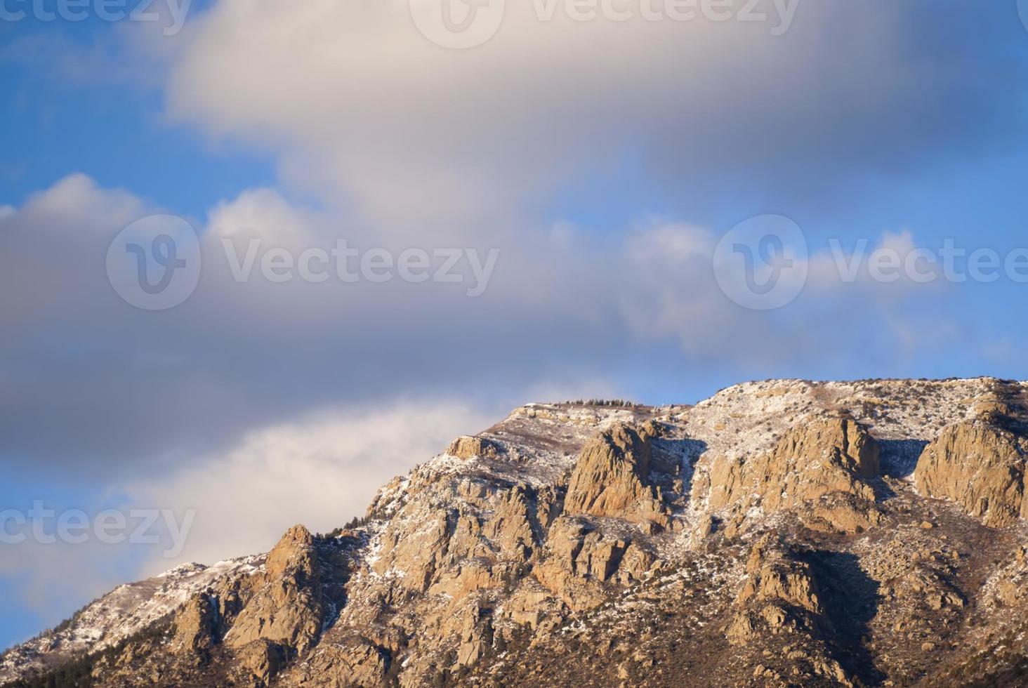 paisagem de montanha coberta de neve céu foto
