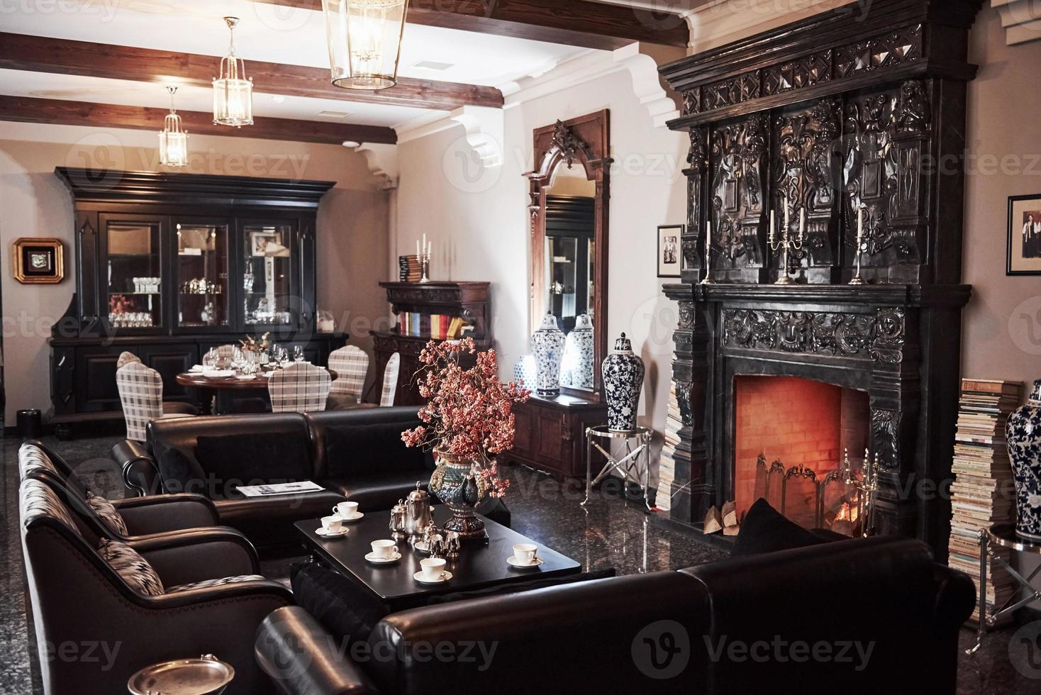 bom ter a chance de andar por lá. interior do restaurante de luxo em estilo aristocrático vintage com bela lareira foto