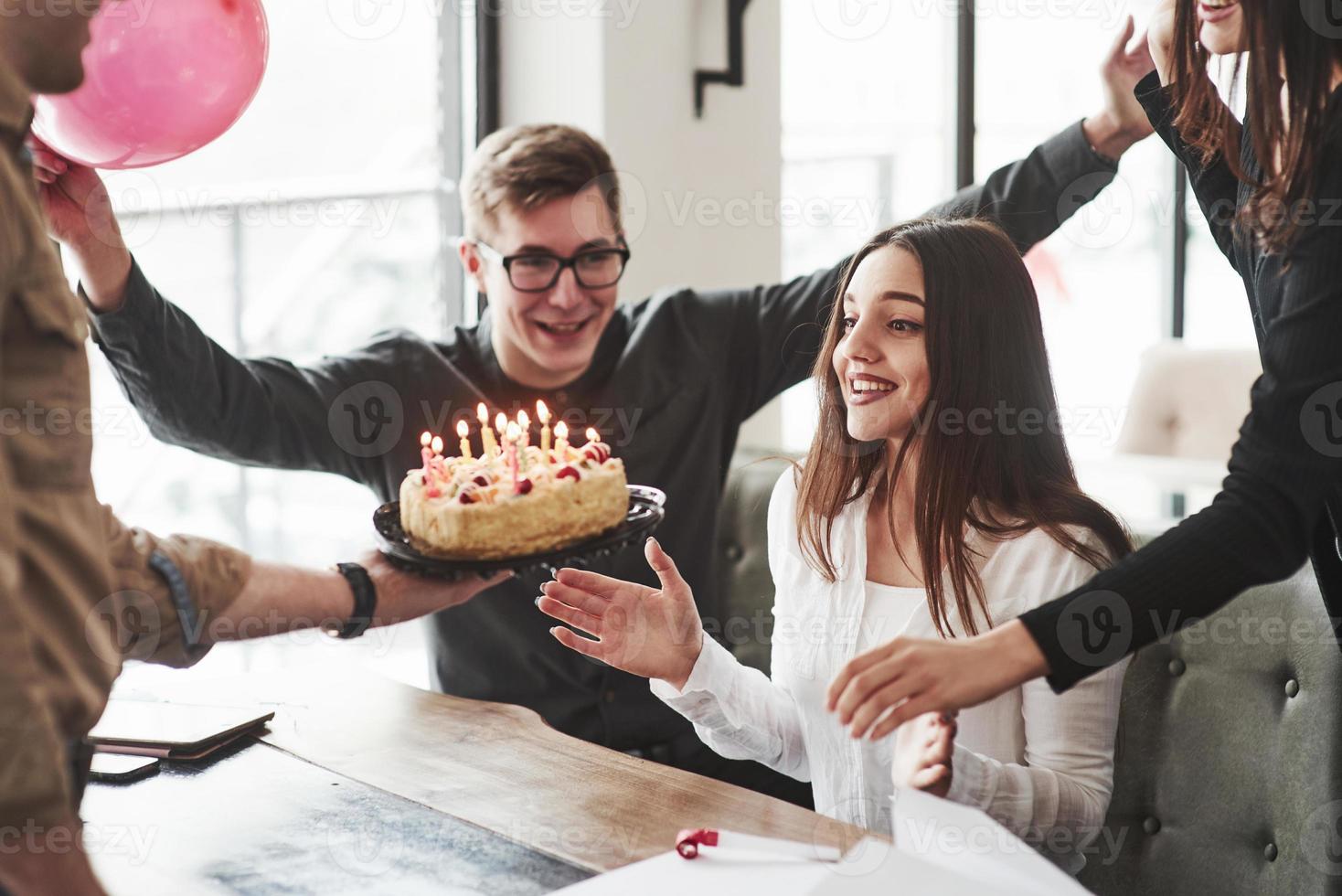 isso é tão inesperado. um dos funcionários faz aniversário hoje. colegas de trabalho amigáveis decide fazer surpresa para ela foto