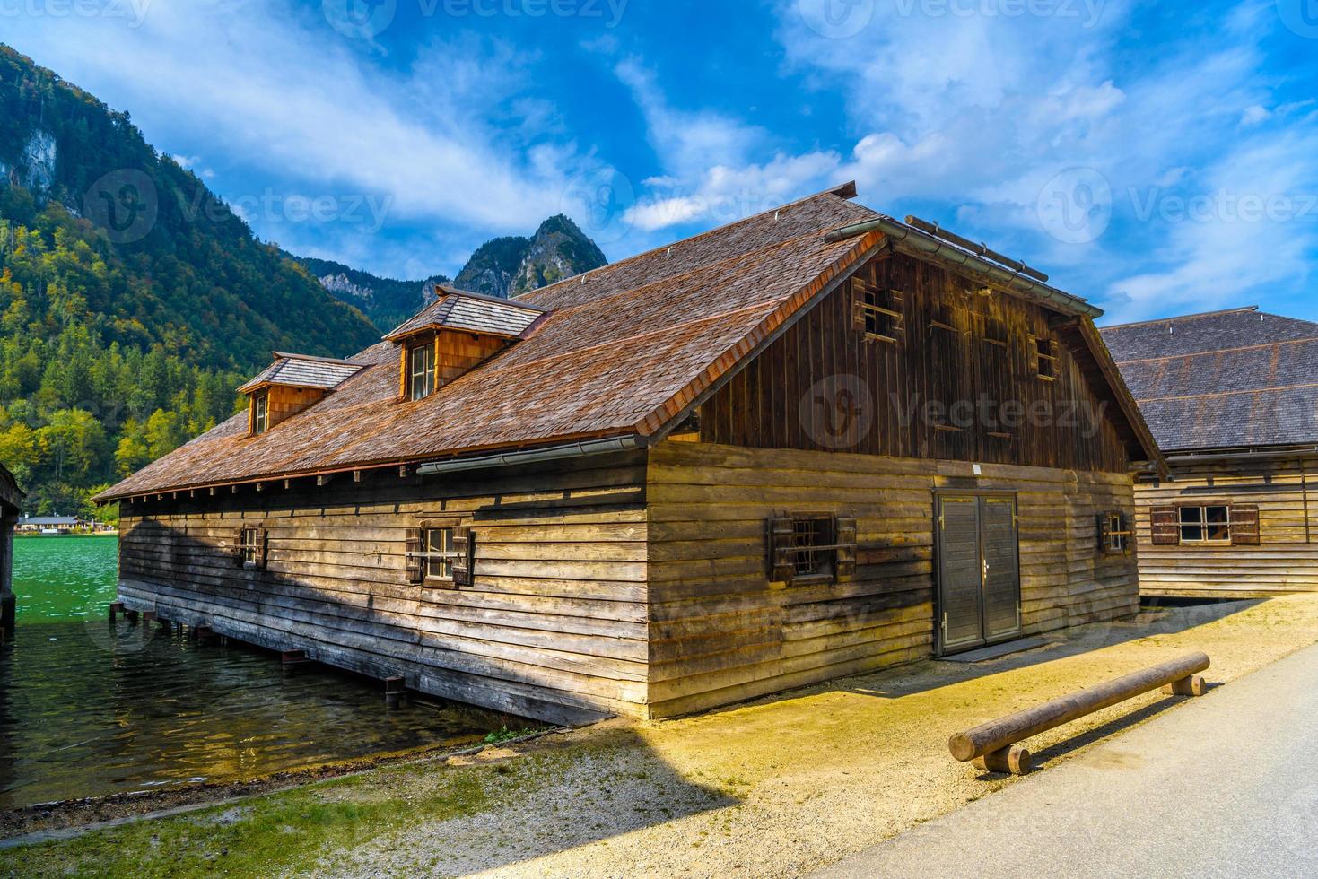 casas antigas de madeira no lago, schoenau am koenigssee, konigsee, parque nacional de berchtesgaden, baviera, alemanha foto