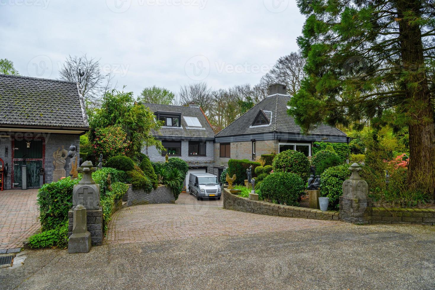 arbustos bem aparados, cerca verde e gramado no jardim da frente da casa. paisagismo foto