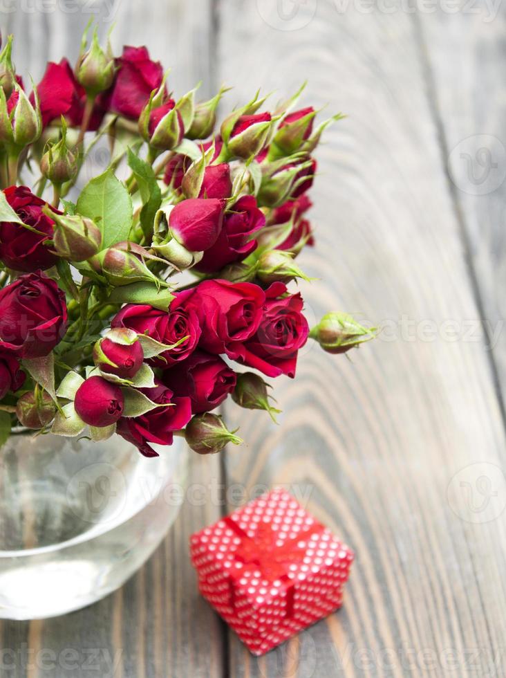 rosas vermelhas e caixa de presente foto