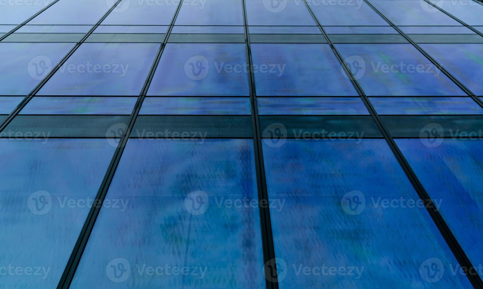 vista em perspectiva de vidro futurista moderno edifício abstrato. exterior da arquitetura do edifício de vidro de escritório. reflexo em vidro transparente de construção de negócios. janela de vidro da empresa. foto