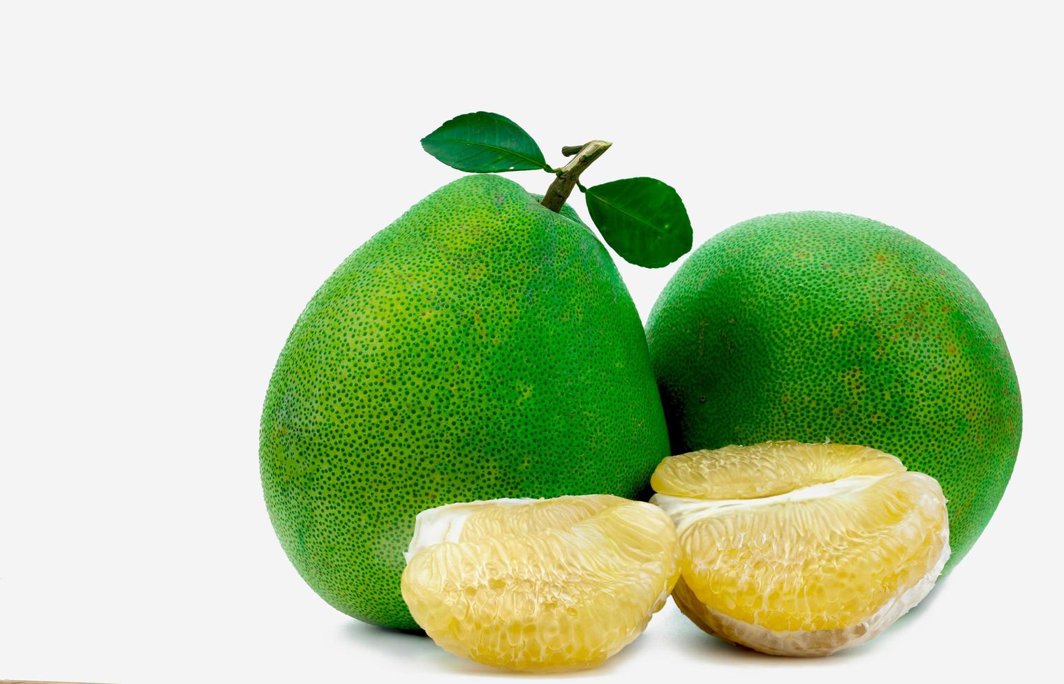 polpa de pomelo sem sementes isoladas no fundo branco. fruta pomelo tailândia. fonte natural de vitamina C e potássio. alimentos saudáveis para retardar o envelhecimento. interações medicamentosas com alimentos. citrino. foto