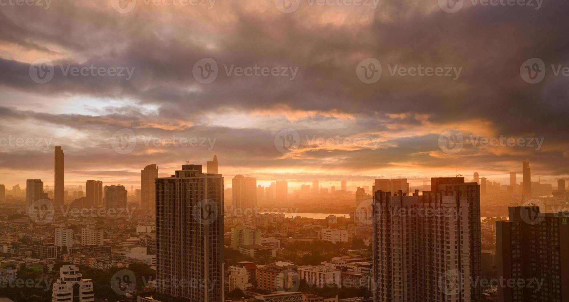 paisagem urbana com construção de arranha-céus e luz solar da manhã. cidade ribeirinha com nascer do sol laranja. edifício moderno urbano. lotado de prédio de apartamentos. horizonte urbano. capital. prédio residencial. foto