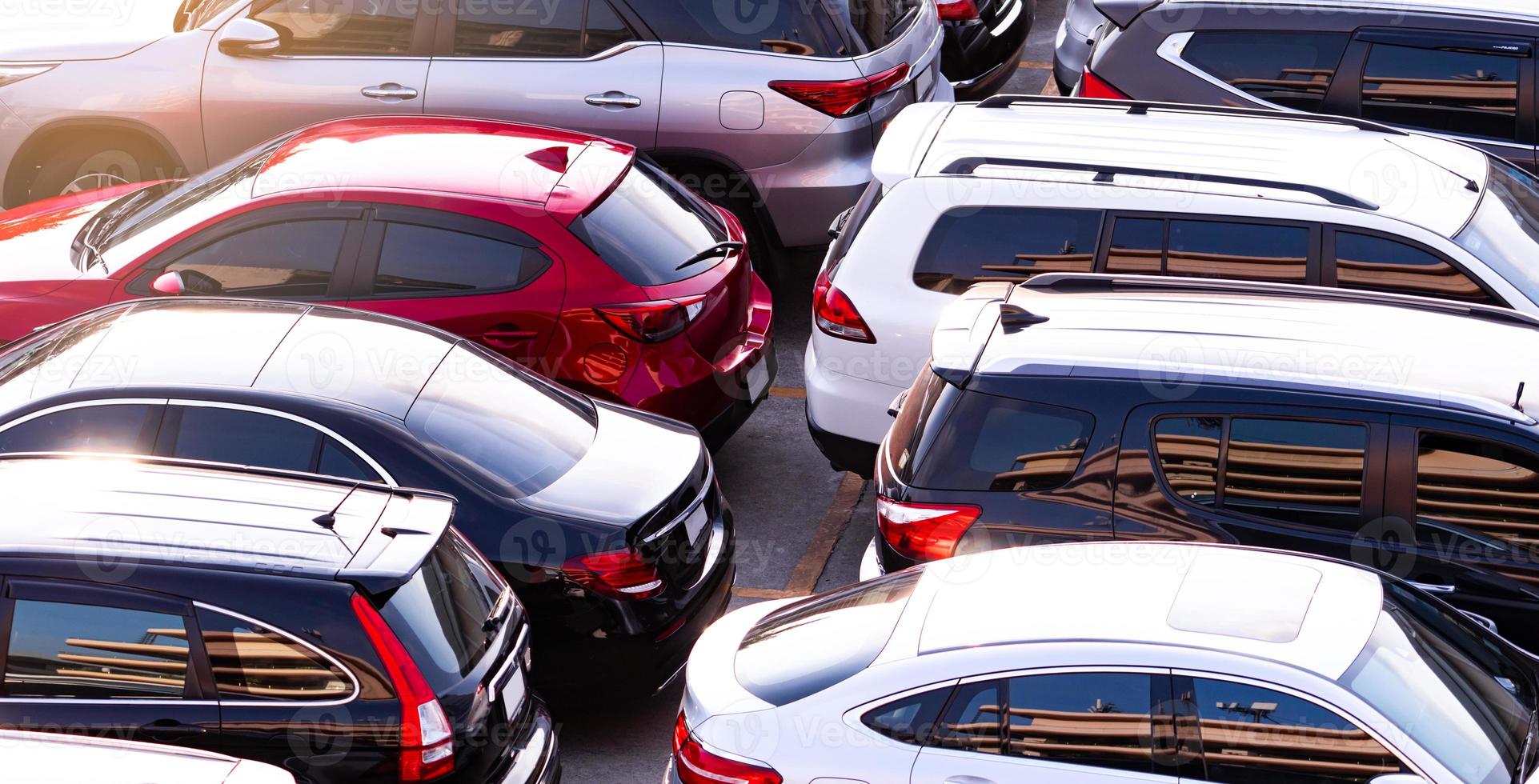 carro estacionado no estacionamento de concreto do shopping em férias. vista aérea da área de estacionamento do shopping. indústria automobilística. vaga de estacionamento de automóveis. conceito de mercado automóvel global. foto