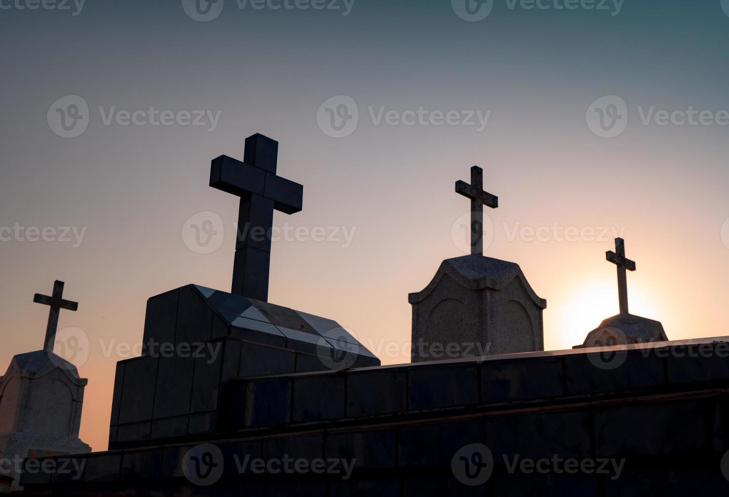 cemitério ou cemitério à noite com céu escuro. cemitério de lápide e cruz. descanse em paz conceito. conceito de funeral. fundo de tristeza, lamento e morte. cemitério assustador e assustador. foto