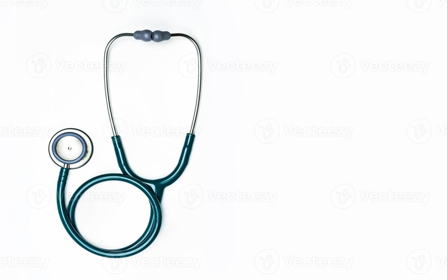 estetoscópio verde isolado no fundo branco com espaço de cópia. ferramenta médica para médico. conceito de check-up de saúde. equipamento médico para ouvir batimentos cardíacos. conceito de cardiologia clínica. foto