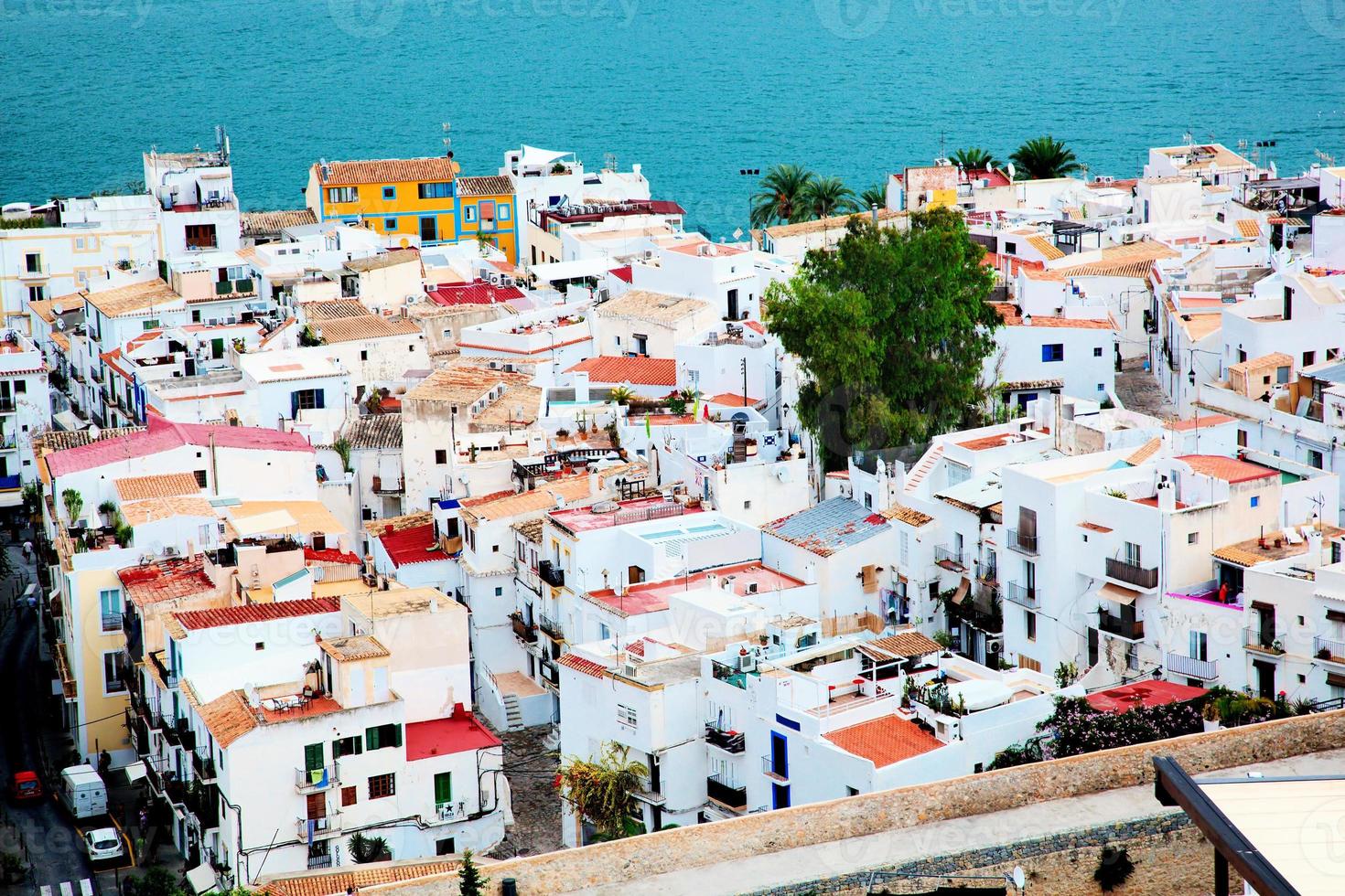 arquitetura da cidade à beira-mar, ibiza, espanha foto