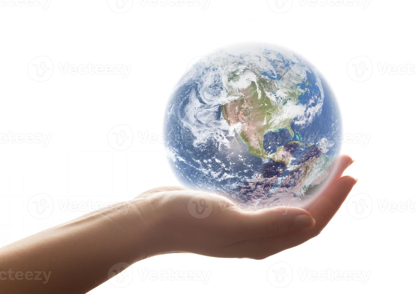 a terra brilha na mão da mulher. conceitos de salvar o mundo, meio ambiente etc. foto