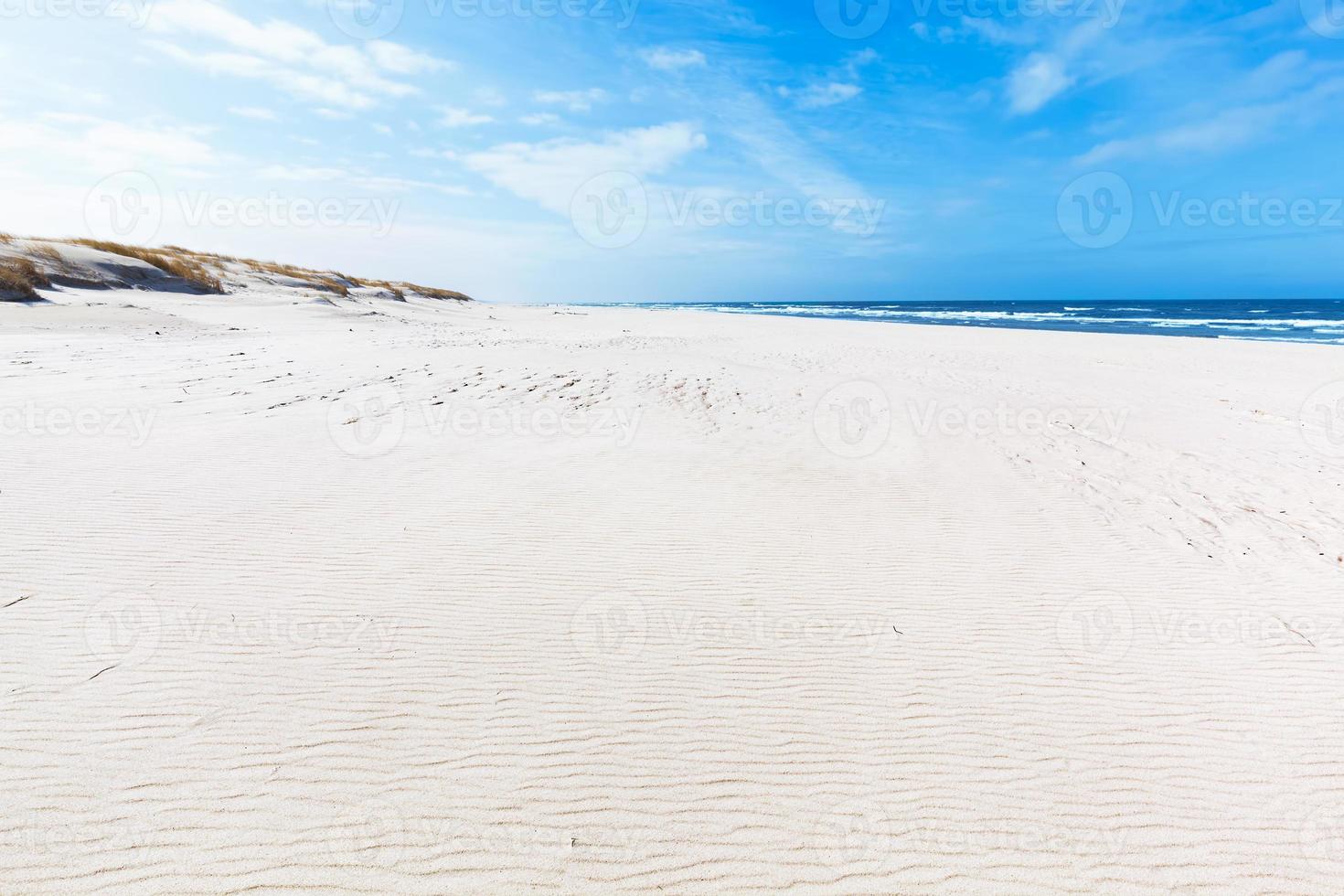 ampla praia de verão e dunas no parque nacional slowinski, mar báltico, polônia. foto