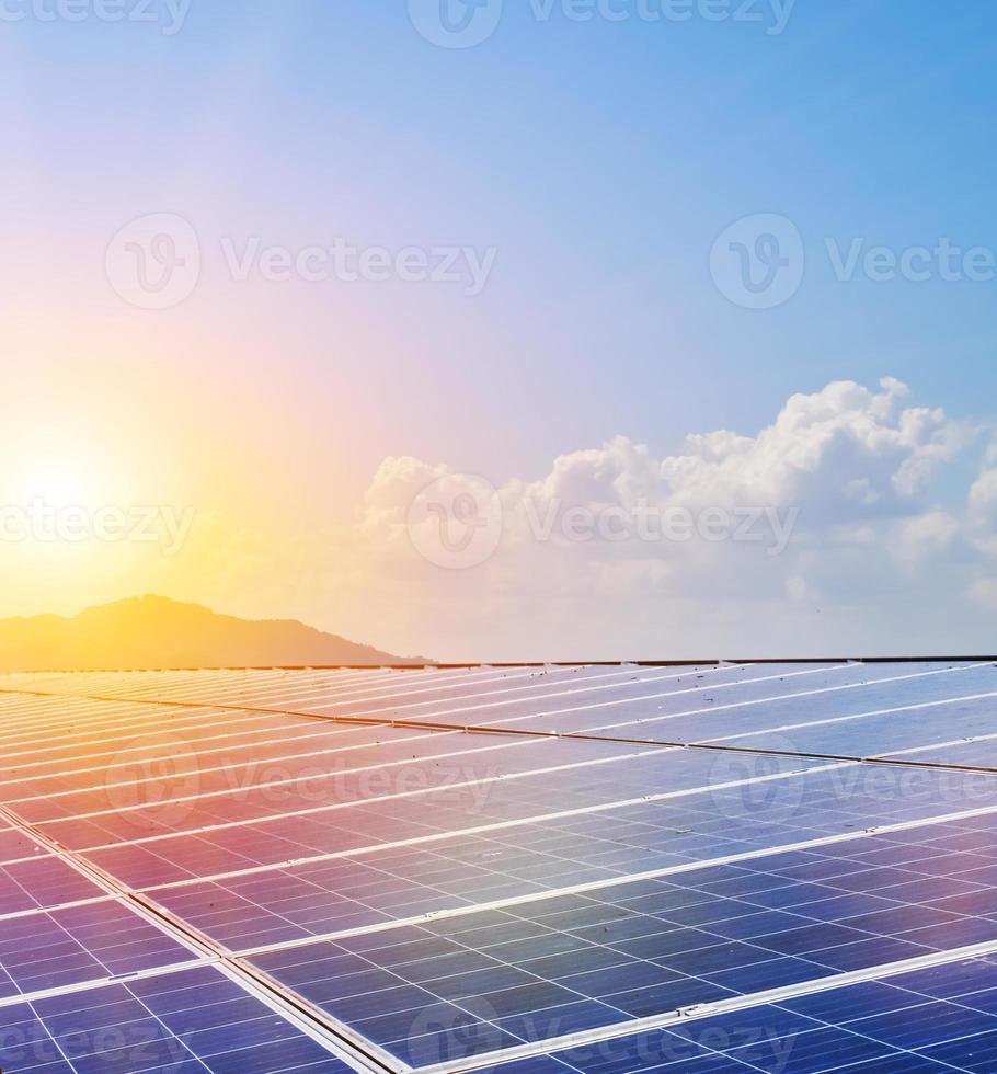 painel fotovoltaico, nova tecnologia para armazenar e usar a energia da natureza com a vida humana, energia sustentável e conceito amigo do meio ambiente. foto