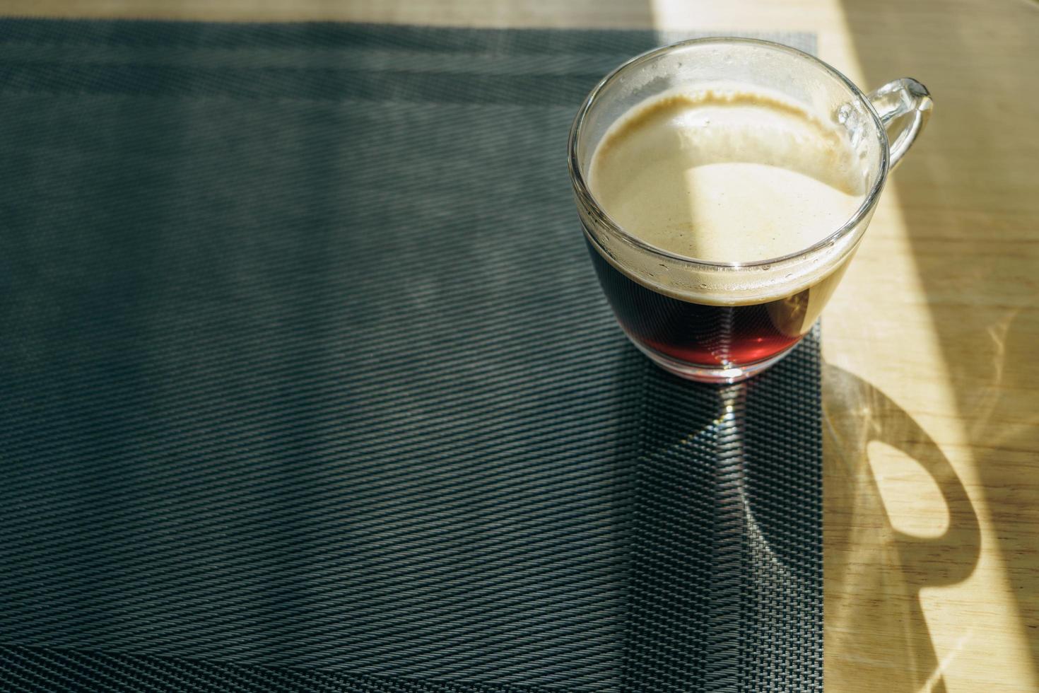 café preto de manhã com luz solar foto