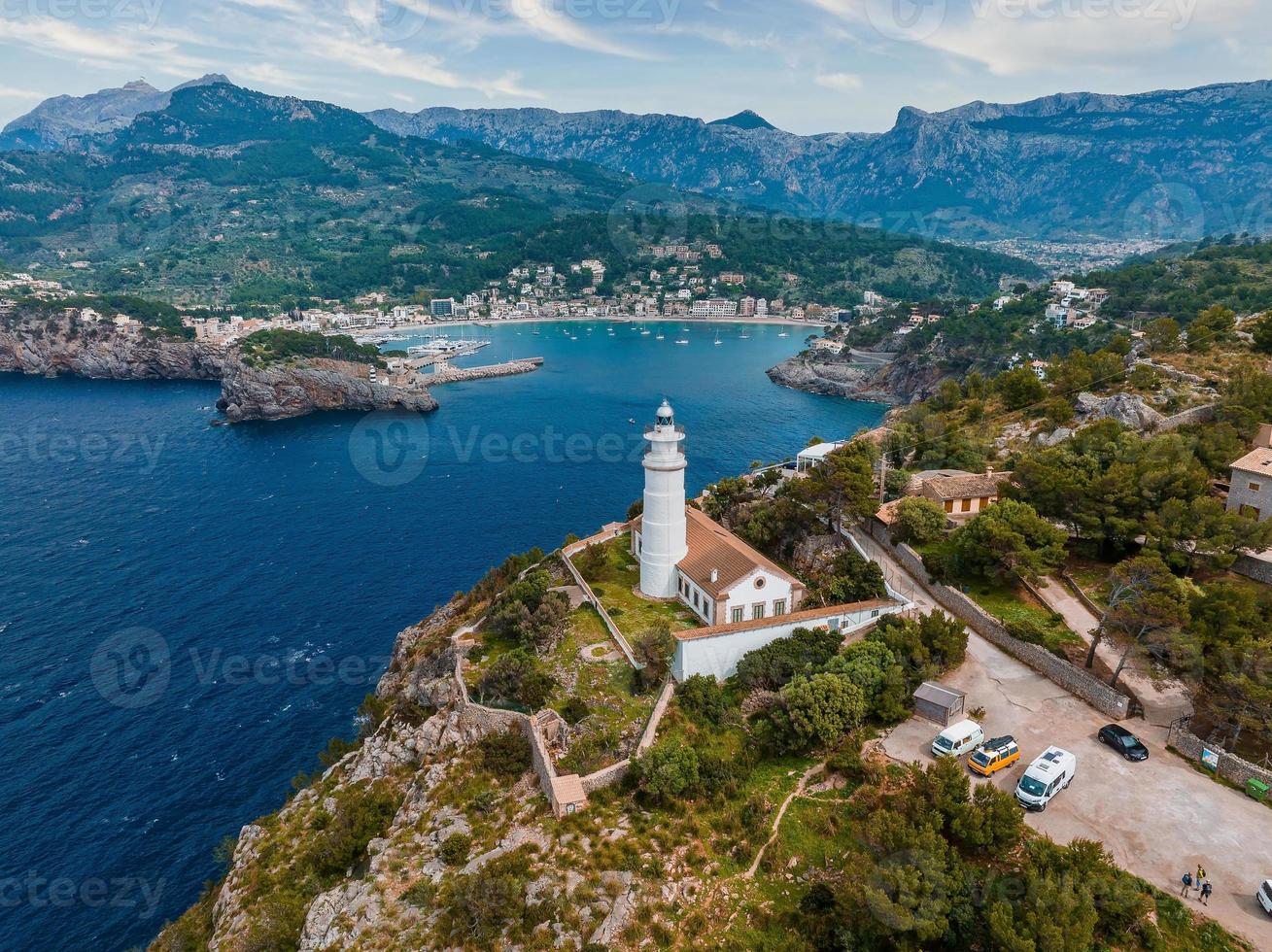 bela vista aérea do farol perto do porto de port de soller foto