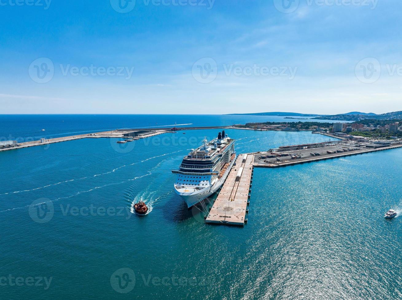 um grande navio de cruzeiro atracado no porto de palma de mallorca durante o dia. foto
