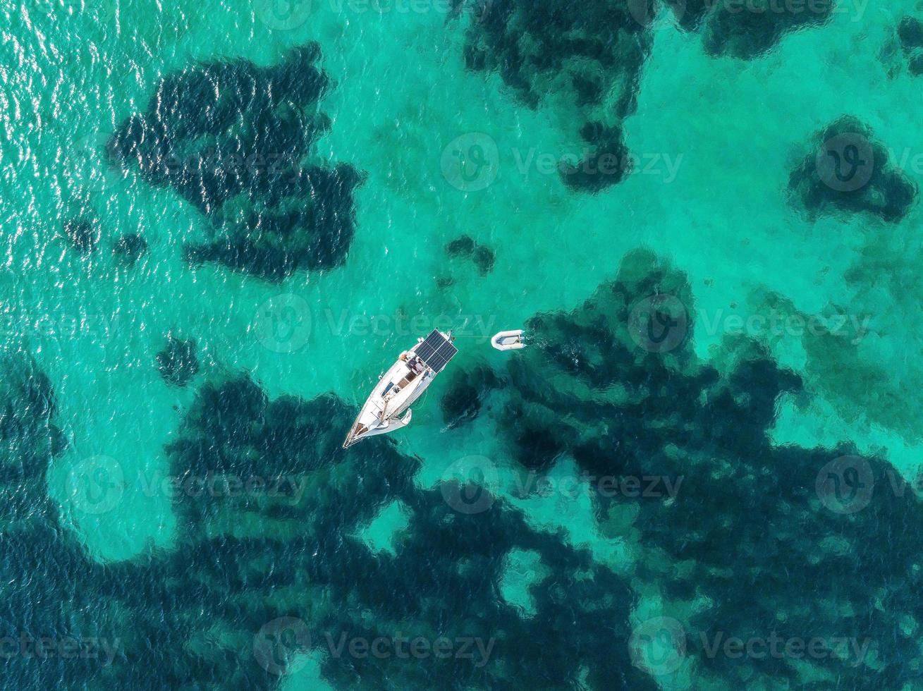 bela baía com iate de barcos à vela, ilha de maiorca, espanha. foto
