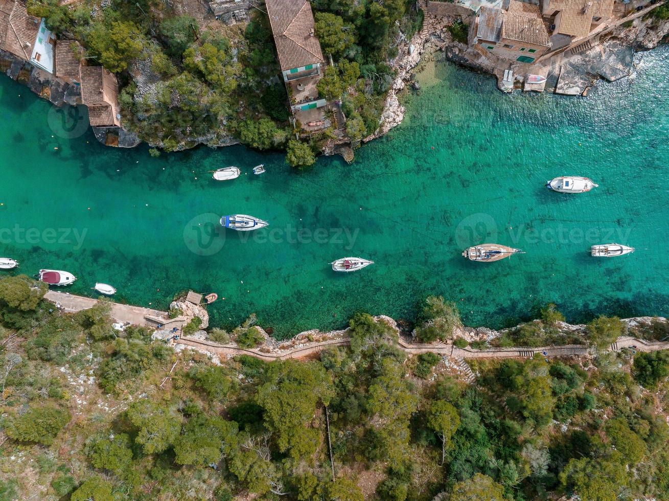 vista aérea da vila piscatória porto colom em maiorca. foto