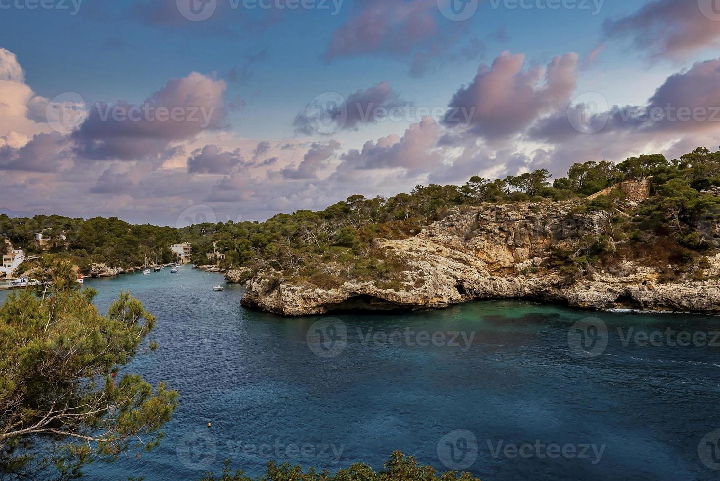 bela vista do mar Mediterrâneo e penhasco rochoso contra o céu durante o pôr do sol foto