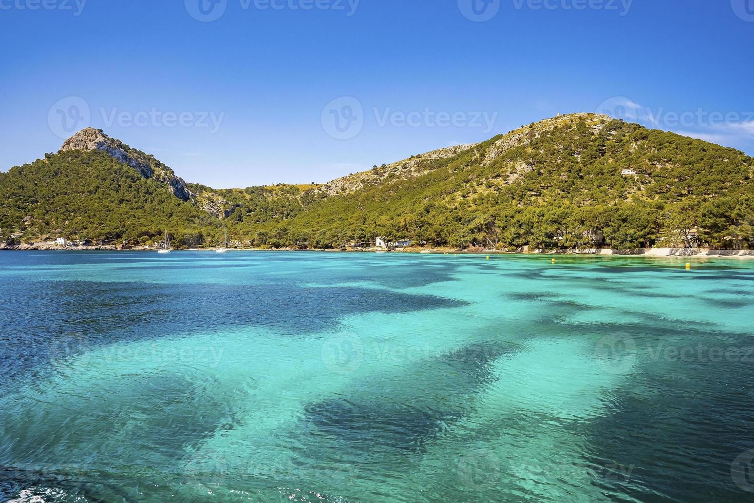 vista panorâmica do penhasco rochoso no mar Mediterrâneo na ilha contra o céu azul foto