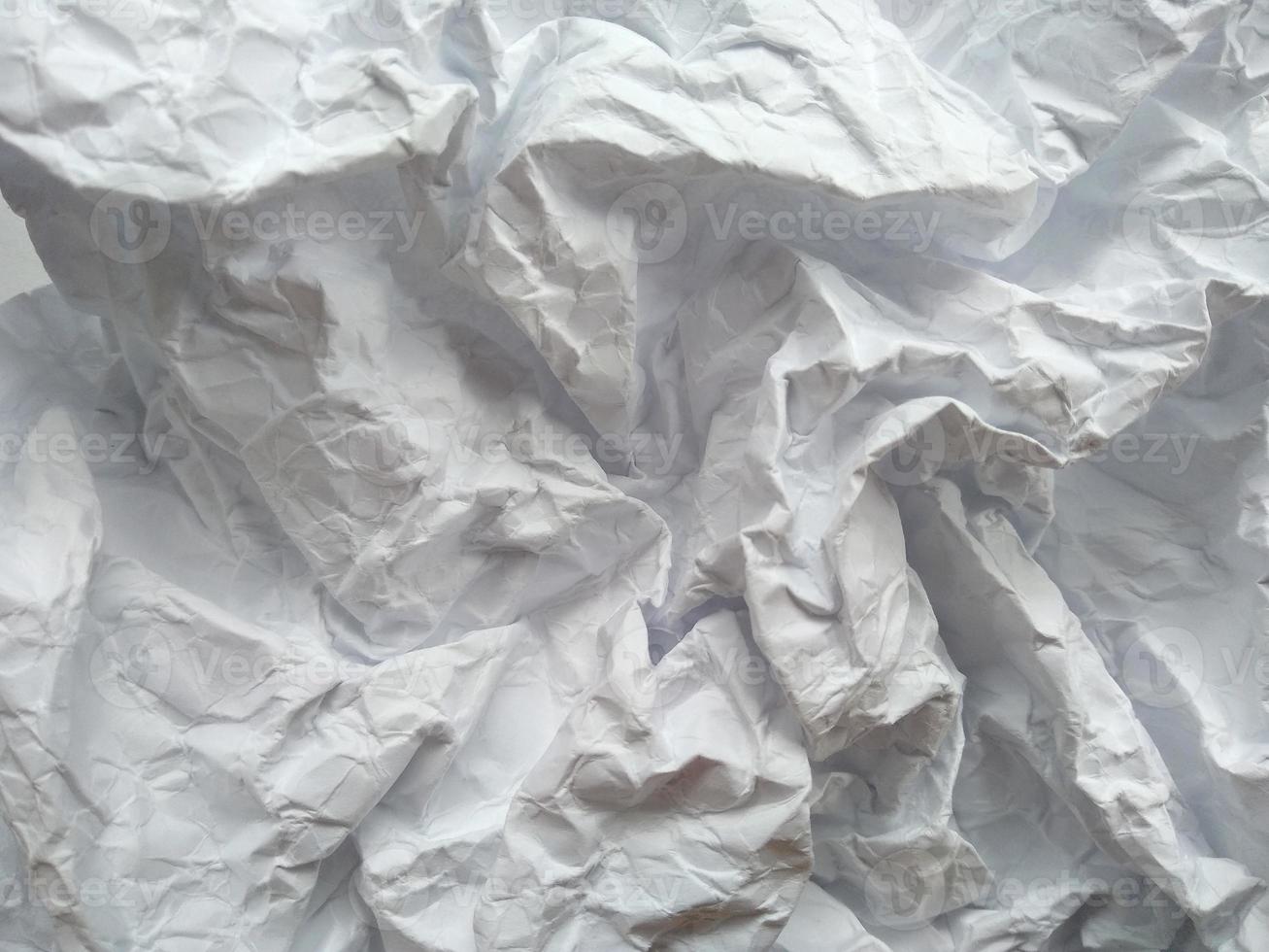 textura de papel amassado. papel amassado isolado no fundo branco foto