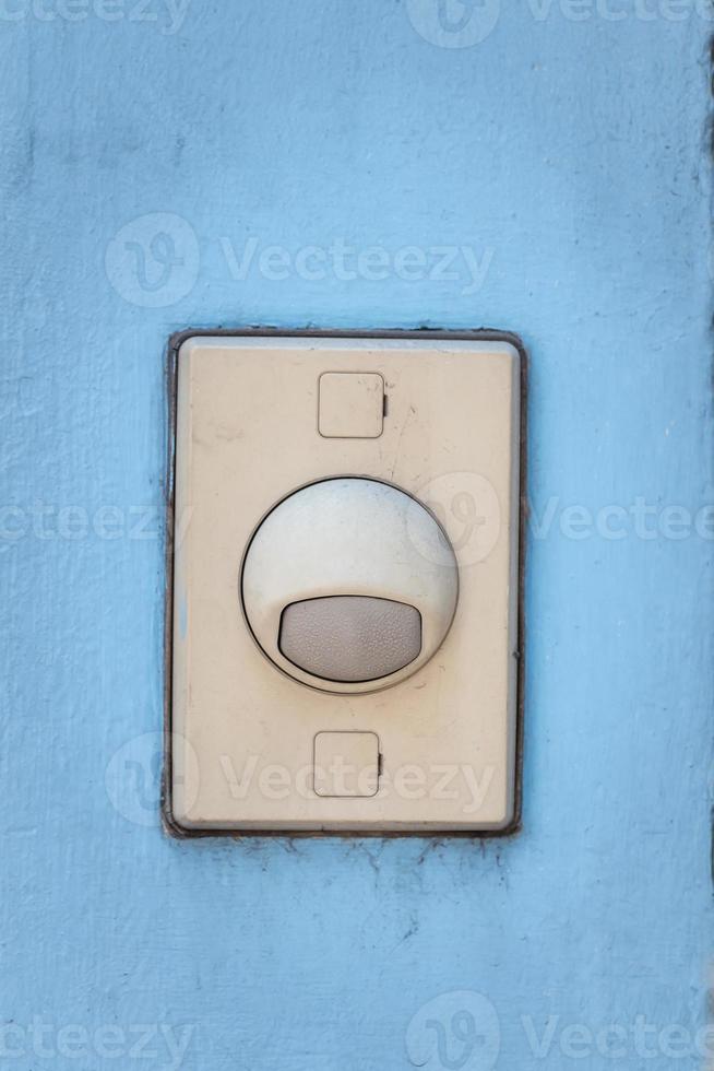 botão de interruptor de campainha de porta antiga foto