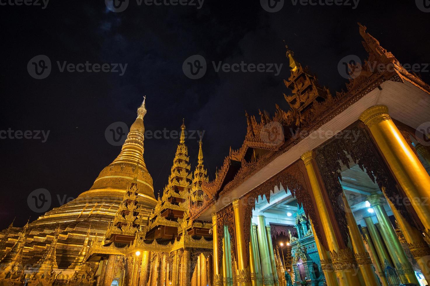 pagode shwedagon na noite, yangon, myanmar foto