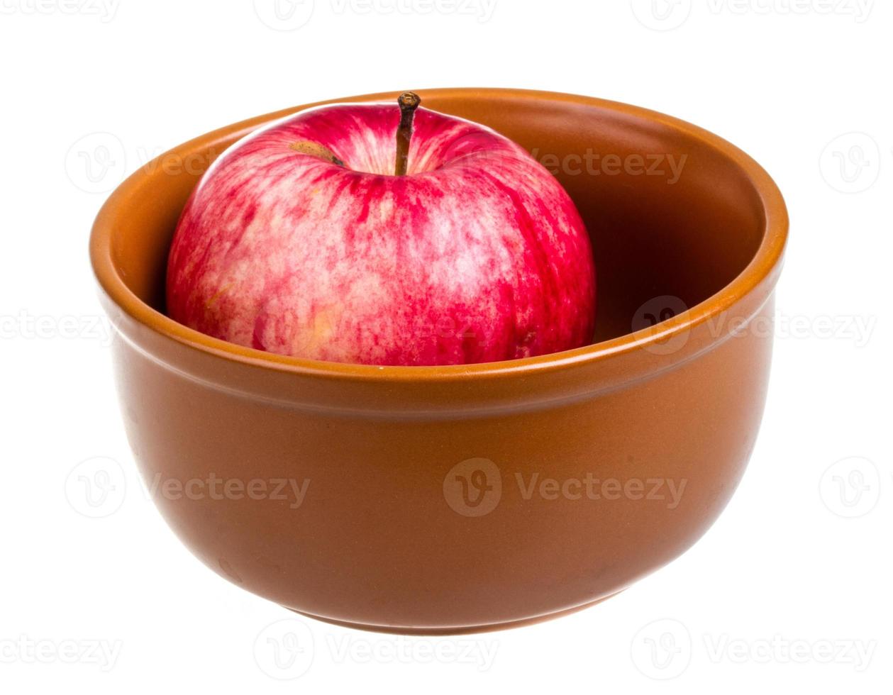 maçãs vermelhas frescas no prato isolado no fundo branco foto
