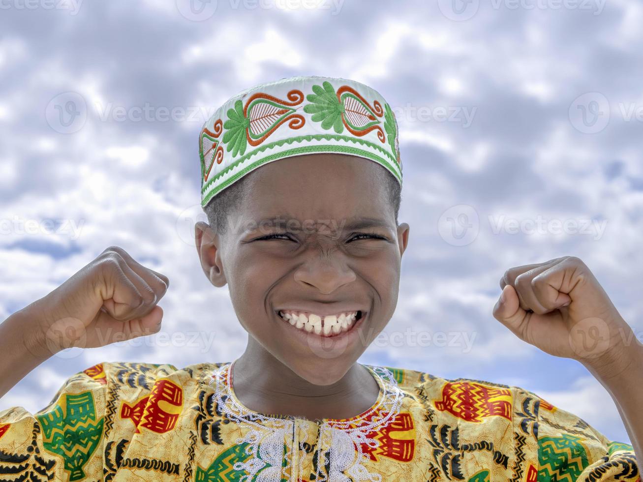 menino afro rugindo, punhos cerrados foto