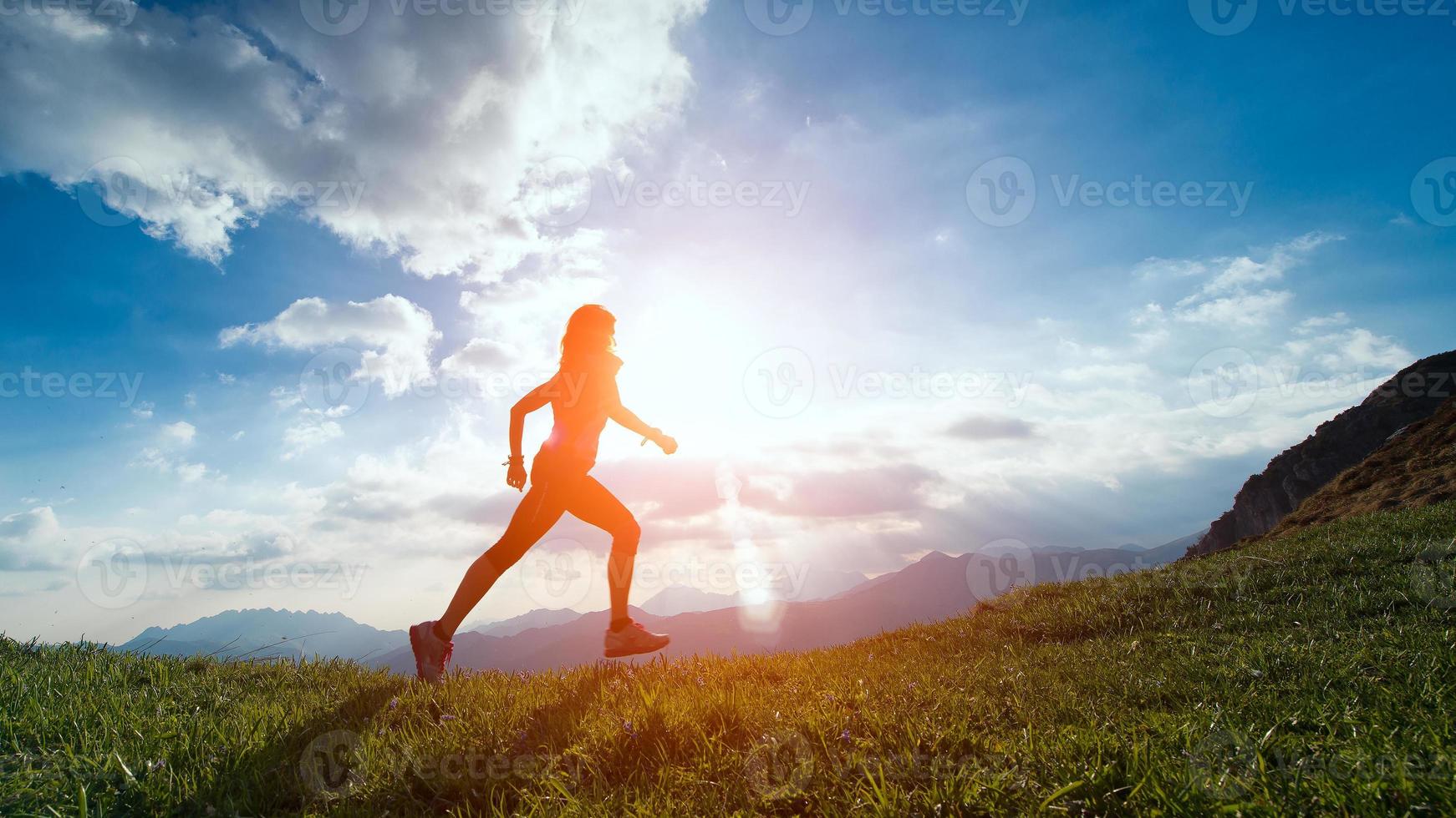 corrida de trilha de uma mulher foto