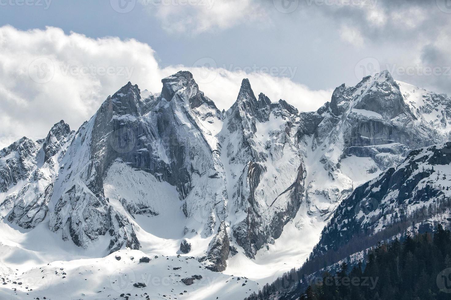 montanhas de granito com neve foto