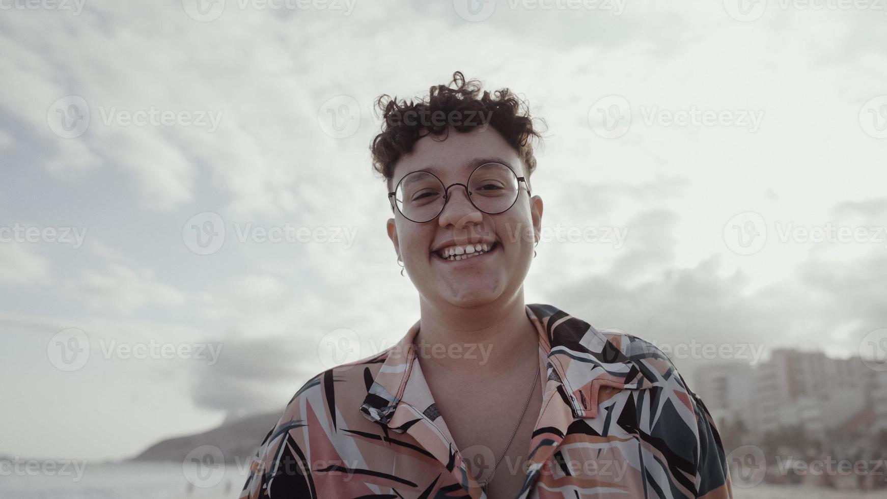 jovem latina, famosa praia rio de janeiro, brasil. férias de férias de verão latino. foto