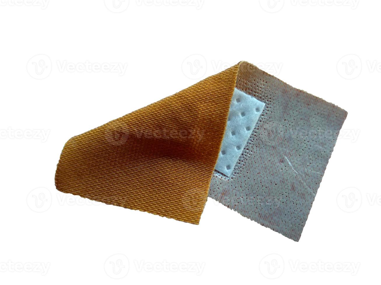 bandagem adesiva emplastro médico elástico, fita adesiva elástica para cura de primeiros socorros em fundo branco foto