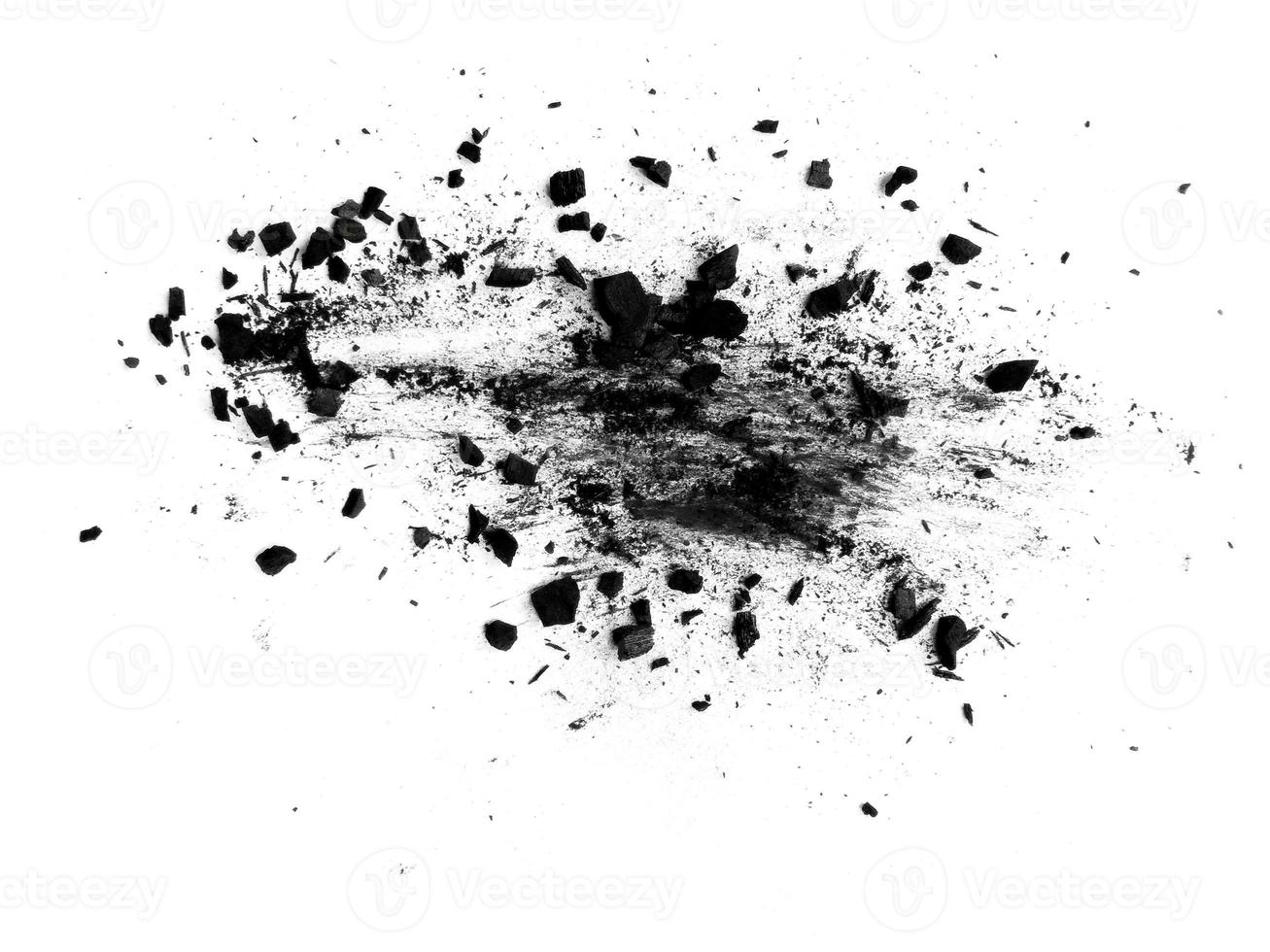 carvão de madeira ou pó de carvão. textura de carvão preto. pó de carvão de madeira preto isolado no fundo branco foto