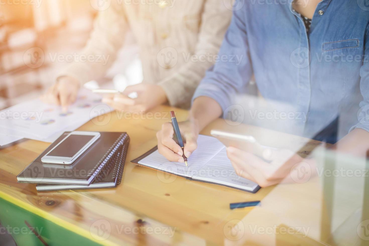 equipe de negócios trabalhando no laptop, enquanto está sentado no escritório. pessoas de negócio. foto