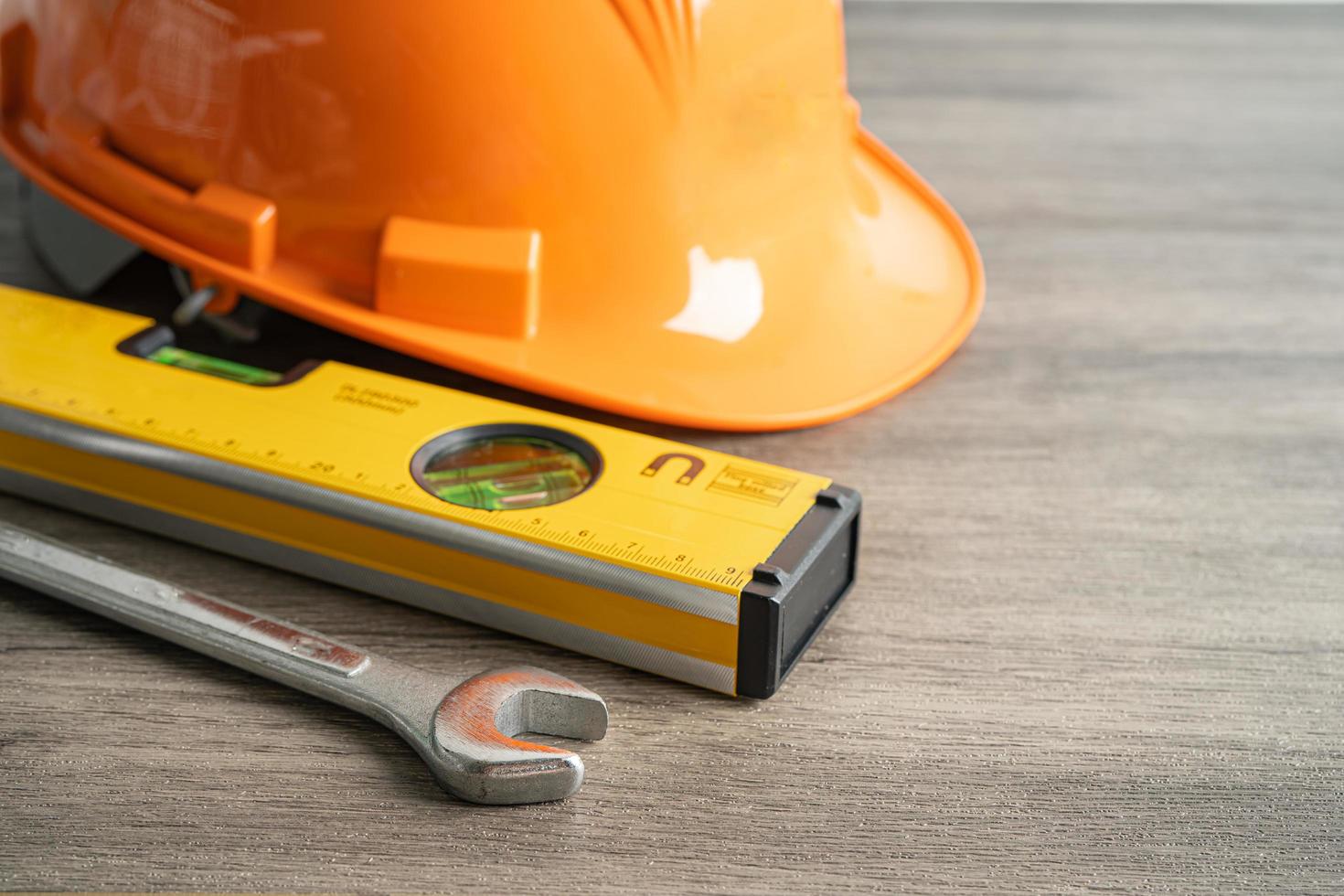 segurança primeiro capacete capacete e ferramenta de engenheiro com espaço de cópia, construção de engenharia e conceito de arquitetura. foto