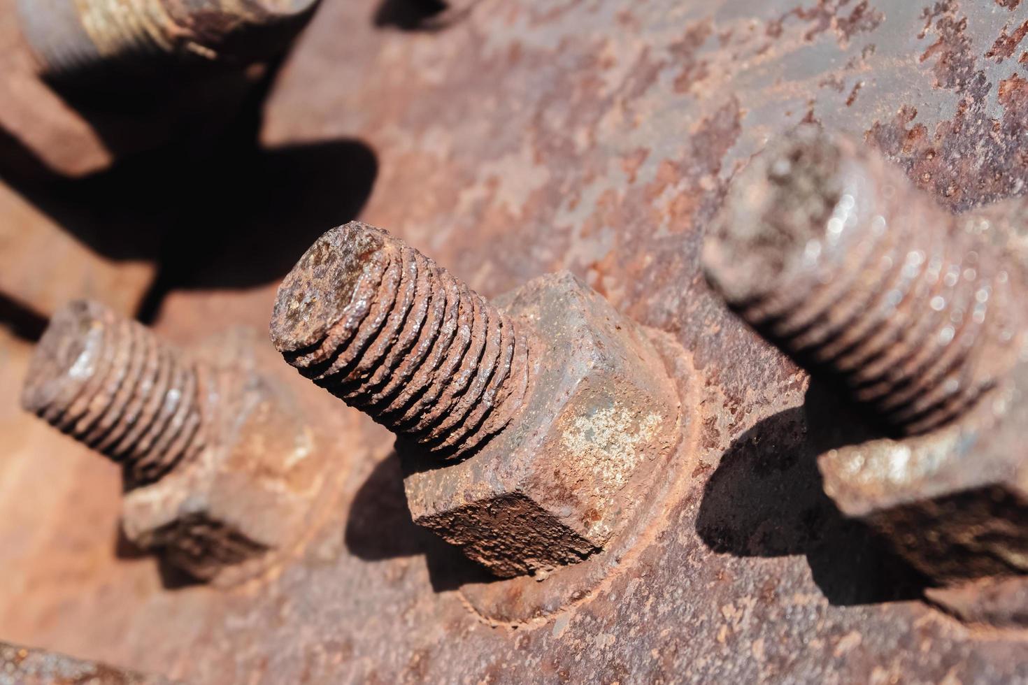 oxidados velhos parafusos e porcas enferrujados na estrutura da torre. foto