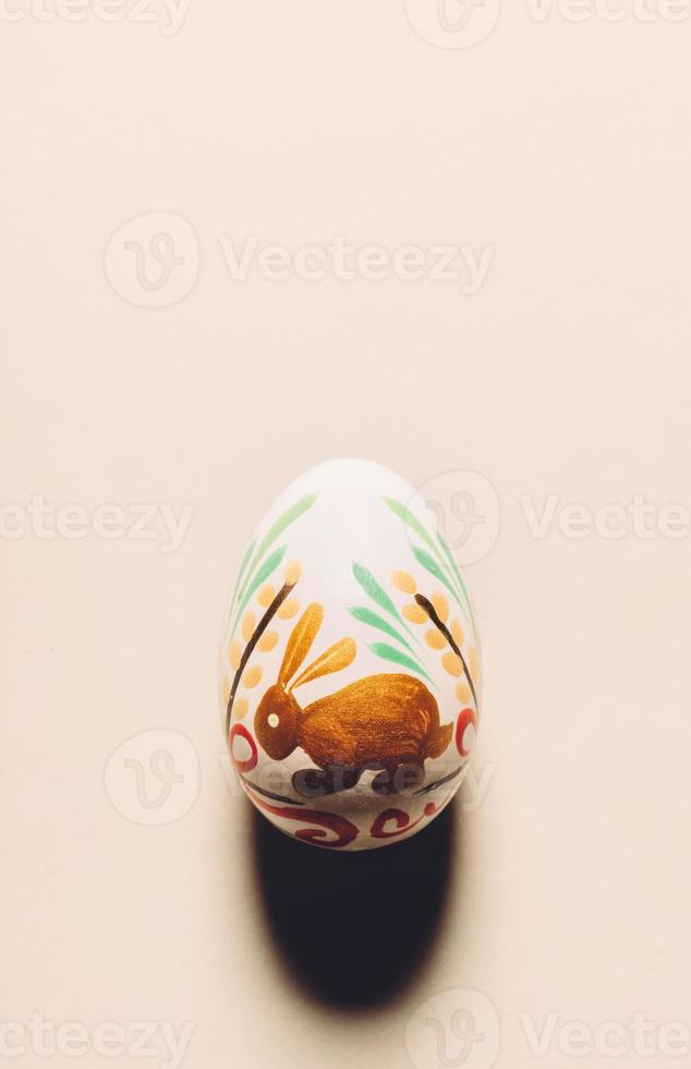 ovo de páscoa pintado à mão sobre um fundo cremoso. foto