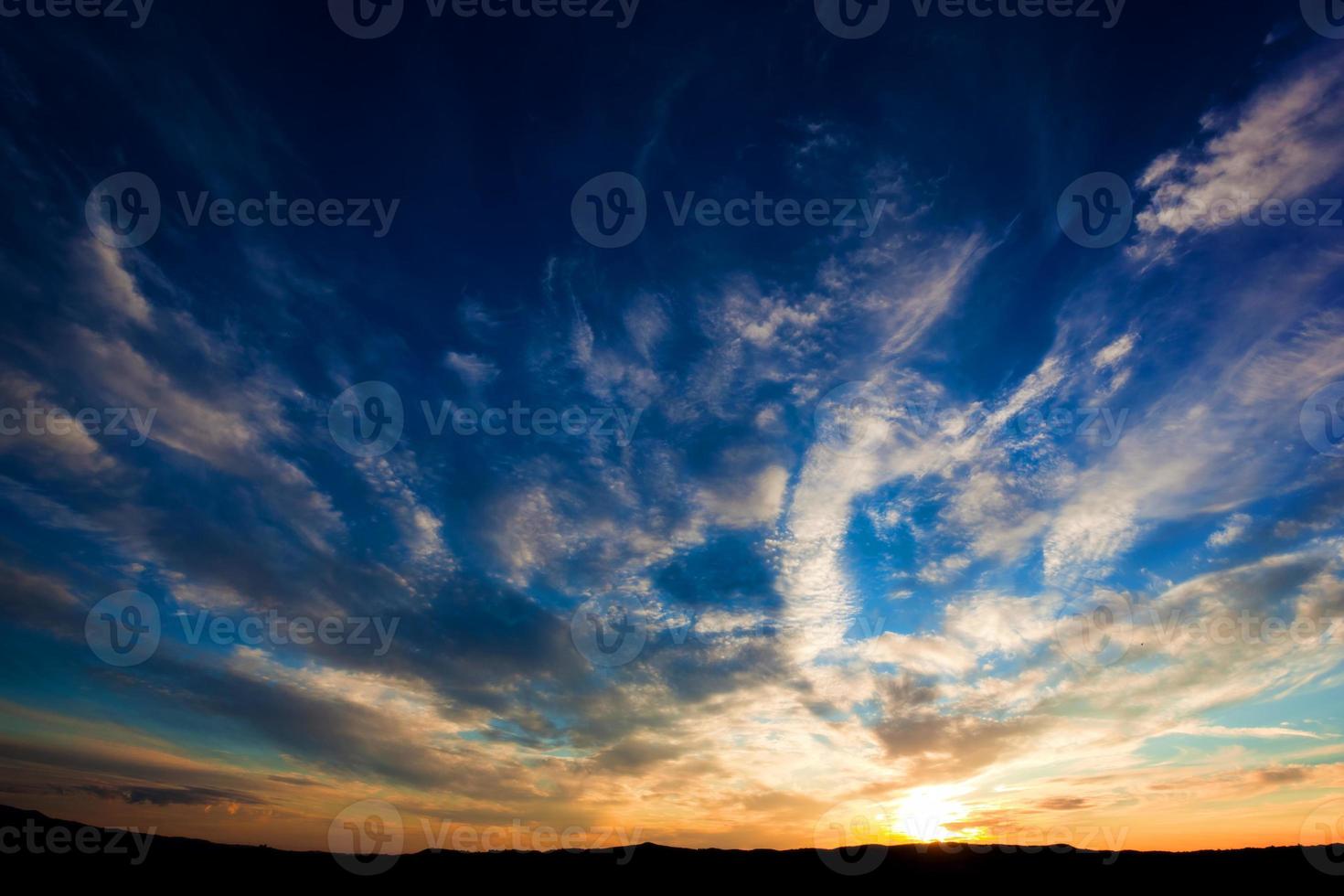 céu dramático por do sol sobre colinas da Toscana, Itália. foto