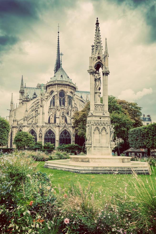 paris, frança, 2022 - catedral de notre dame em paris, frança. jeans quadrado xxiii. vintage foto