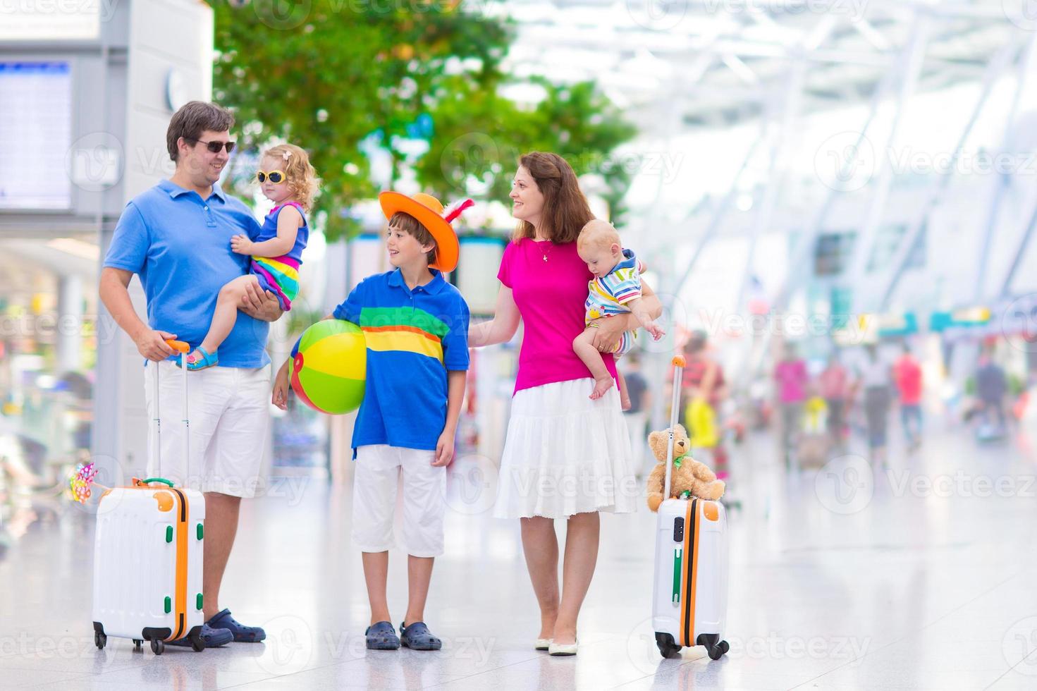 família jovem no aeroporto foto