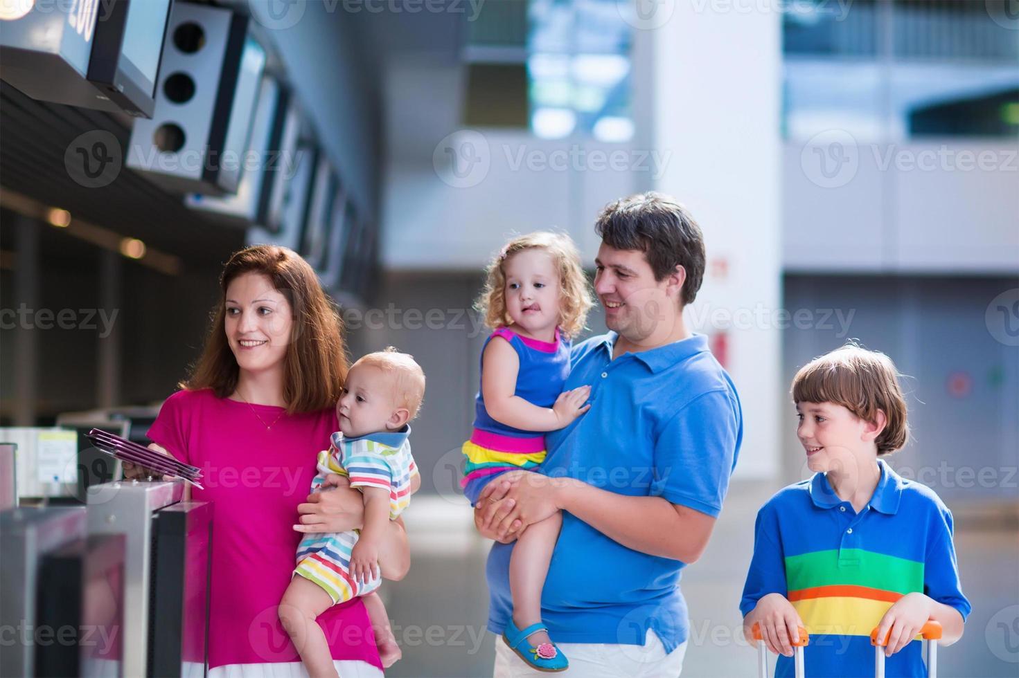 adorável grande família com crianças no aeroporto foto